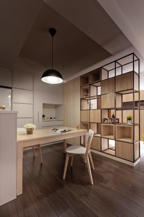 Металлический стеллаж с деревянными шкафчиками, который по достоинству оценят обладатели просторных апартаментов, и владельцы однокомнатных квартир.