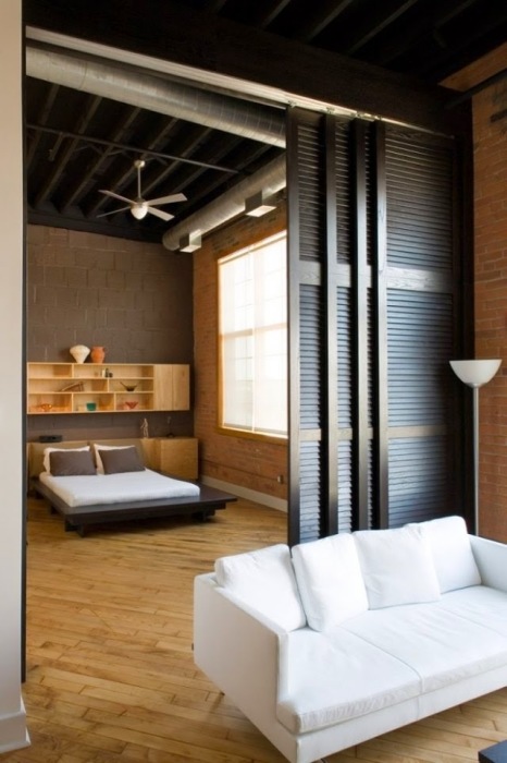 Сдвинув деревянные перегородки, можно получить роскошную и просторную гостиную комнату, которая по-настоящему впечатлит гостей.