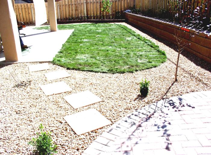 Популярным способом использования бетона в ландшафтном дизайне является оформление садовой дорожки.
