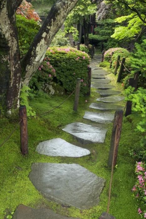Садовая дорожка с большими камнями - удивительный пример традиционного японского стиля в ландшафтном дизайне.