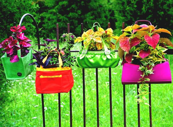 Старые разноцветные женские сумочки можно использовать в качестве небольших подвесных кашпо. 