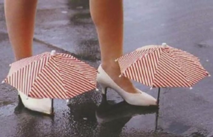 Нелепый гаджет: обувь с зонтиком.