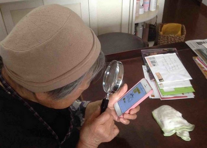 Бабушка, смартфон, лупа...