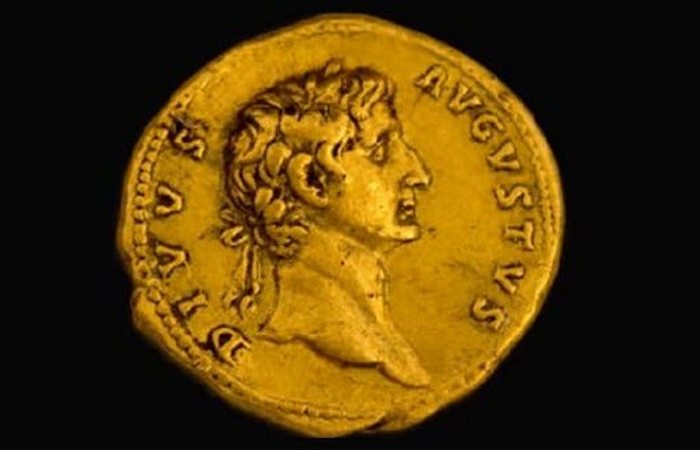 Монета Траяна-Августа «Август божественный».
