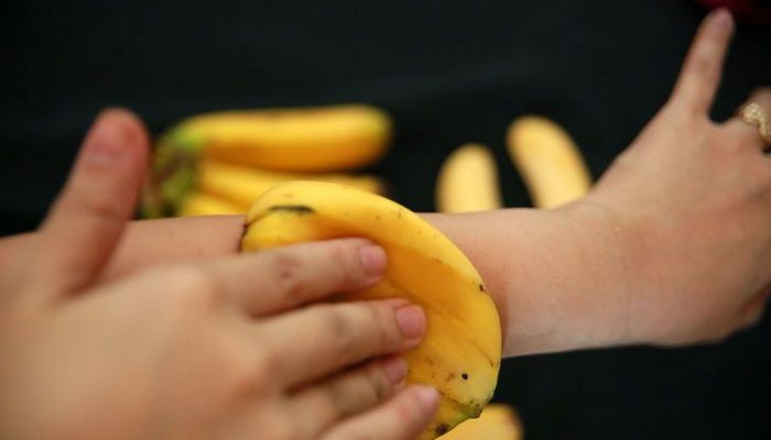 Банановая кожура поможет с увлажнением сухой кожи.
