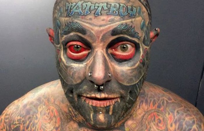 Таттбой Холден излечился на игле татуировщика.
