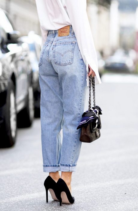 Лихая мода «лихих 90-х»: старые джинсы с завышенной талией.