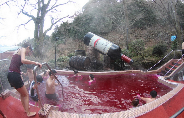 В Японии можно искупаться в бассейне с вином.