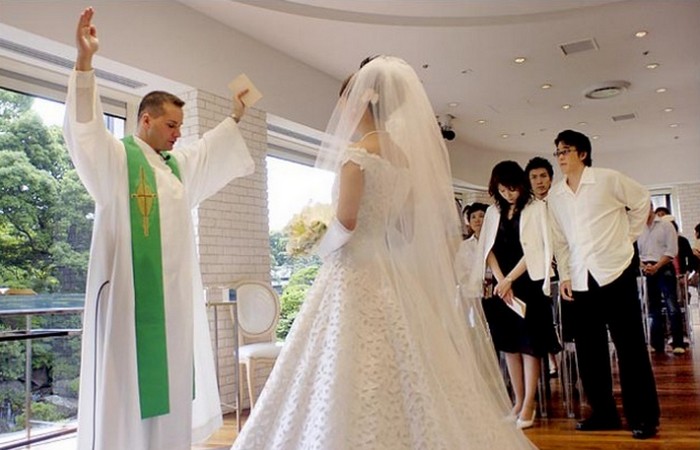В Японии можно нанять поддельного священника.