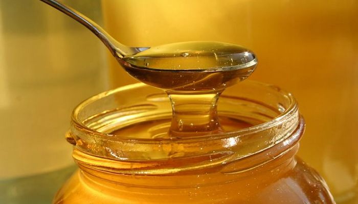 Поможет при боли в горле: мед.
