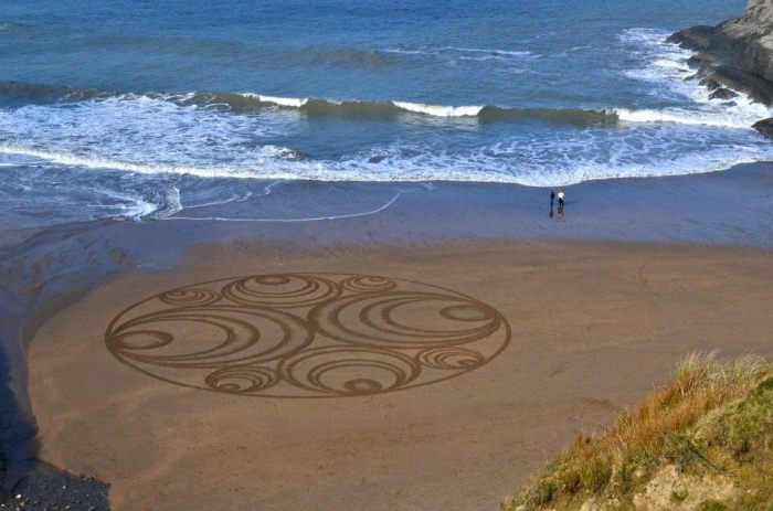 Таинственные песчаные круги в Уэльсе.