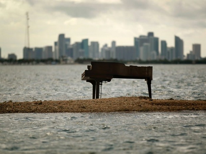 Таинственный рояль на косе в Майами