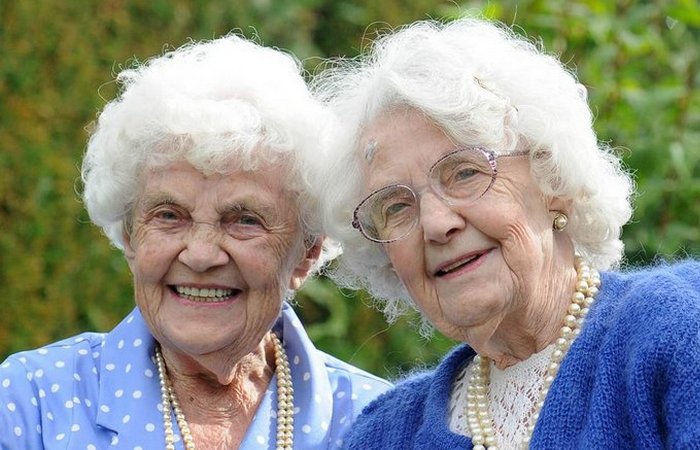 Близнецы-долгожители Эна Пью и Лили Миллвард.