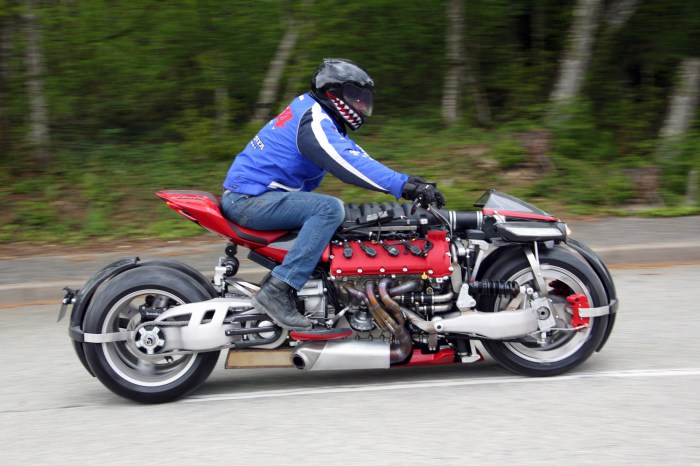 Плотный, компактно сбитый мотоцикл весит 400 кг.