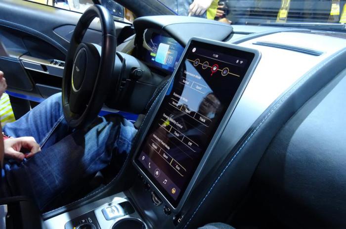 Информационно-развлекательный дисплей на центральной консоли Aston Martin Rapide S.