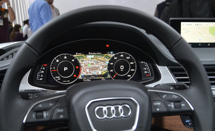 Технология «виртуальный кокпит» на внедорожнике Audi Q7.