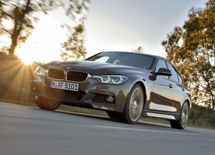 Седан BMW 3 серии 2015 года на проселочной дороге. | Фото: cheatsheet.com.