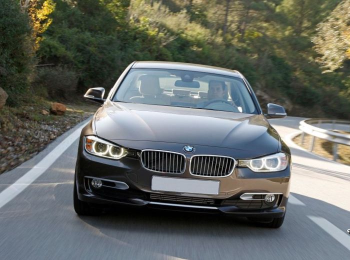 Агрессивный внешний вид BMW 3 Series вполне подтверждается его мощным экономичным двигателем. | Фото: rubmw.ru.