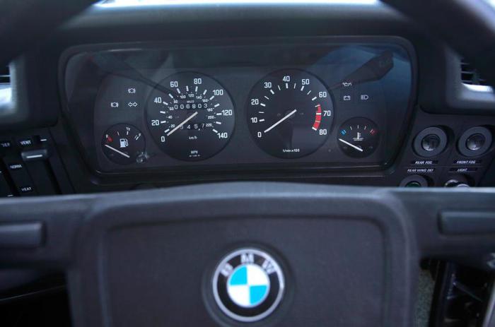 Торпедо седана BMW 3-Series E21.
