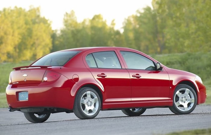 Бюджетный седан Chevrolet Cobalt 2008 года. | Фото: cheatsheet.com.