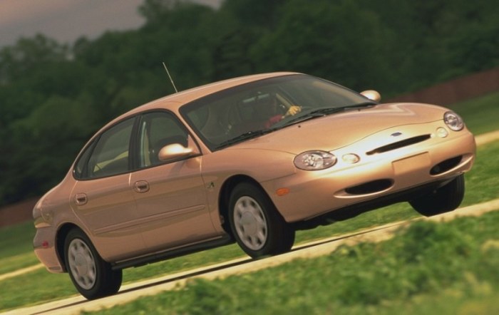 Ford Taurus 1996 года не отличался привлекательным внешним видом. | Фото: cheatsheet.com.