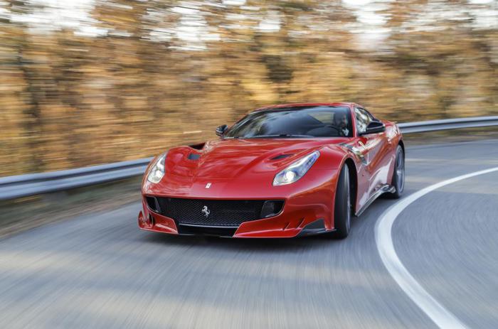 Классический Ferrari: быстрый, красный, сексуальный.