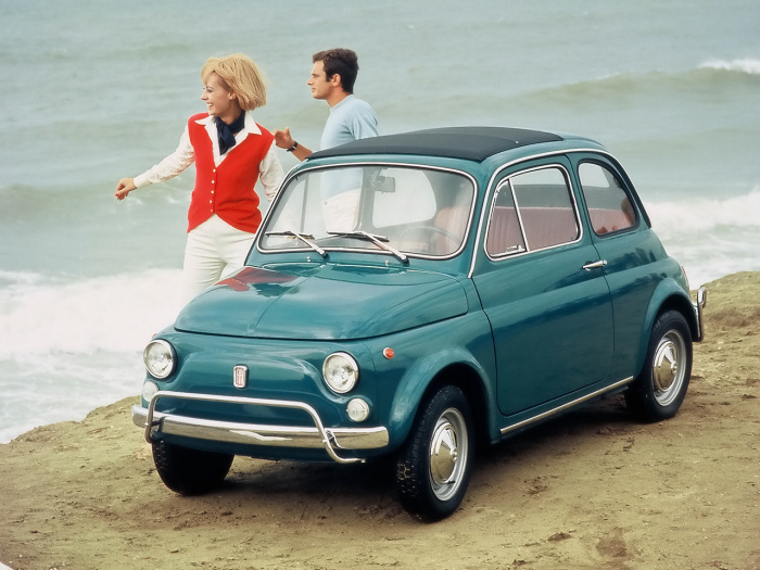 Автомобили Fiat 500 имели складной мягкий верх. | Фото: seriouswheels.com.