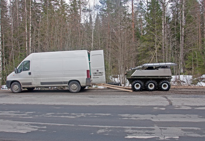 Габариты вездехода позволяют перевозить его в обычном фургоне. | Фото: drive2.ru.