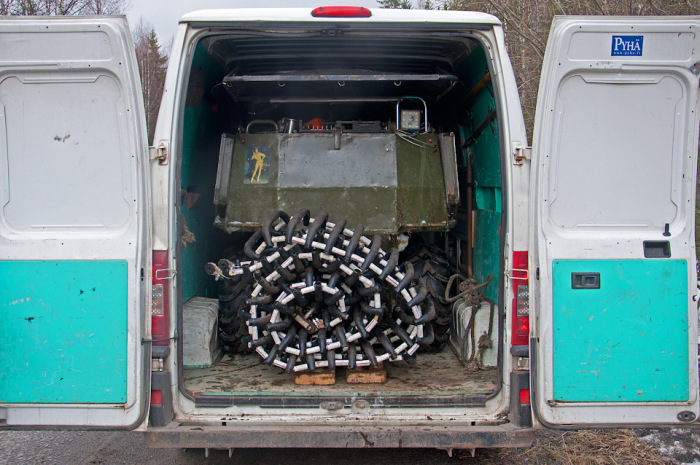 Со снятыми гусеницами и сложенной крышей PTZavr помещается в грузовой отсек Fiat Ducato. | Фото: drive2.ru.