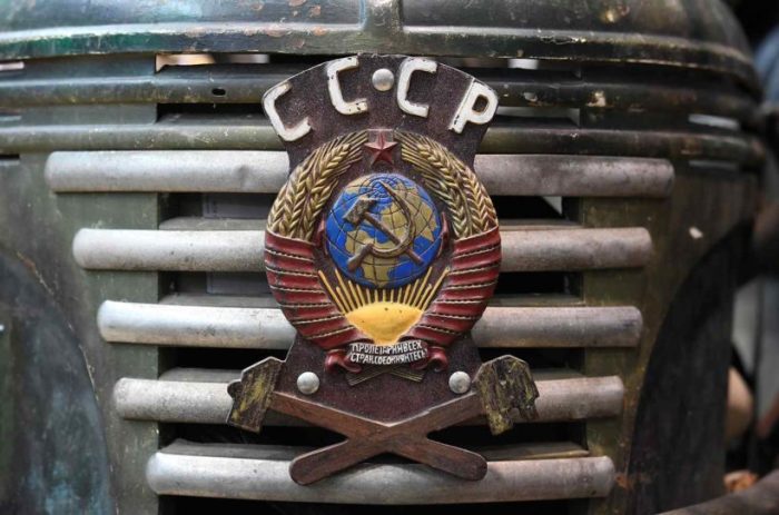 Переднюю часть коляски украшает герб СССР.