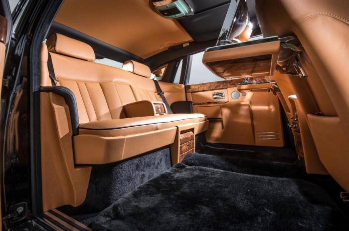 Роскошный салон седана представительского класса Rolls-Royce Phantom.