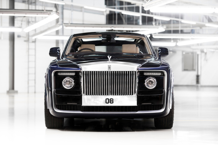 Монументальное величие передней части Rolls-Royce Sweptail.