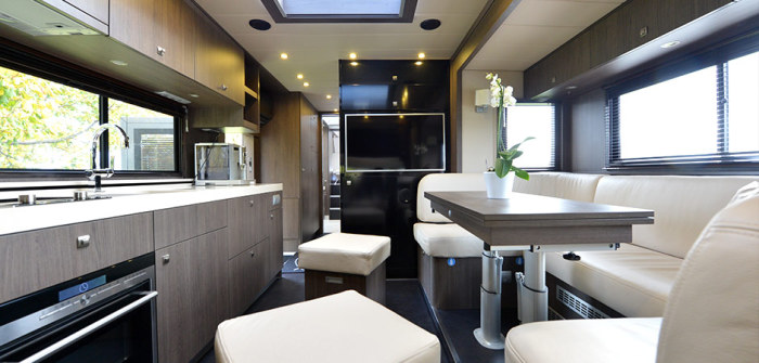 Уютная гостиная дома на колесах STX Mercedes Actros.
