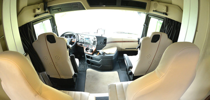 Водительская кабина автодома STX Mercedes Actros.