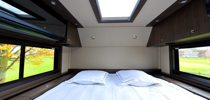 Громадная кровать в доме на колесах STX Mercedes Actros.