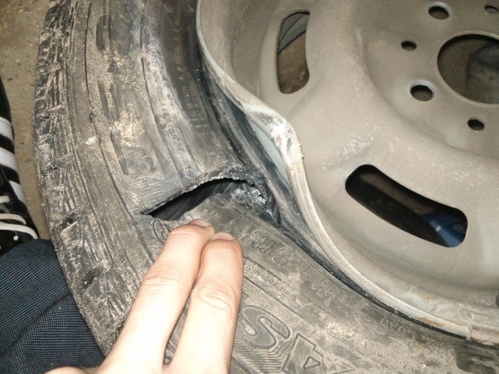Пробитая шина – последствие наезда на препятствие.