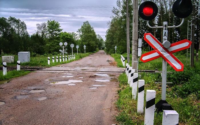 Светофор на железнодорожном переезде. | Фото: zr.ru.