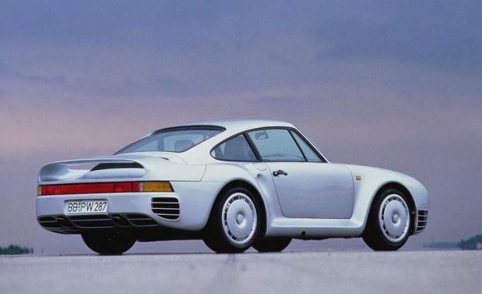 Немецкий спортивный автомобиль Porsche 959. | Фото: cheatsheet.com.