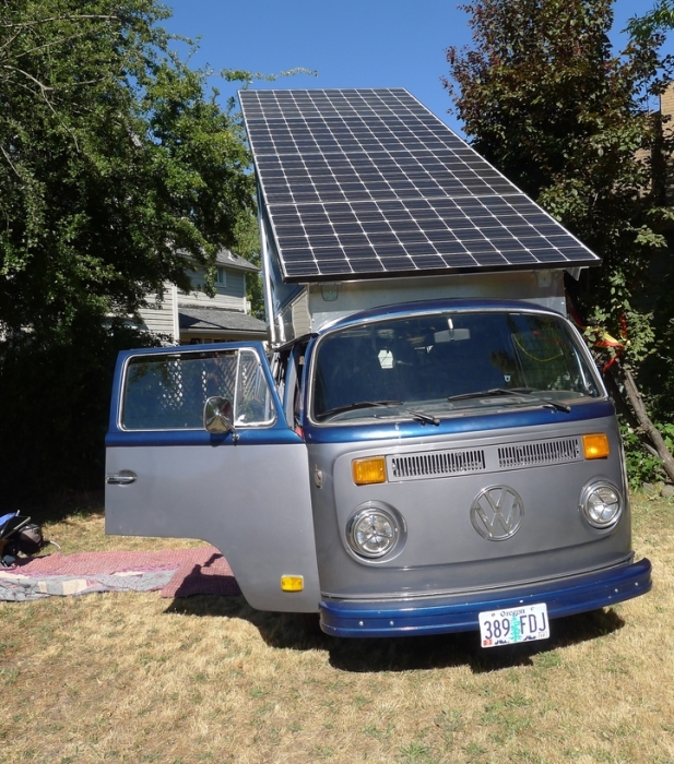 Электрический фургон с солнечной панелью на крыше. | Фото: solarelectricvwbus.com.