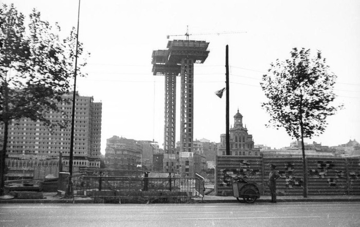Башни Колумба: начало строительства. | Фото: amusingplanet.com.