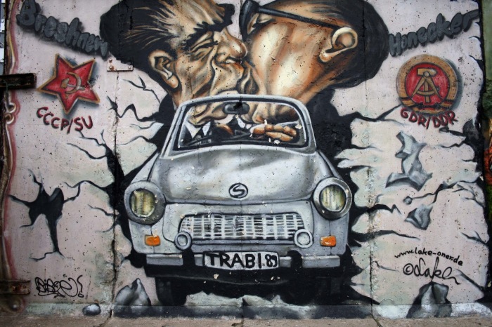 Граффити с автомобилем Trabant на Берлинской стене. | Фото: thevanderlust.com.