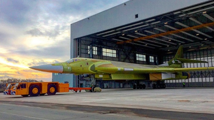Новый бомбардировщик Ту-160М выкатывают из ангара Казанского авиазавода. | Фото: tvzvezda.ru.