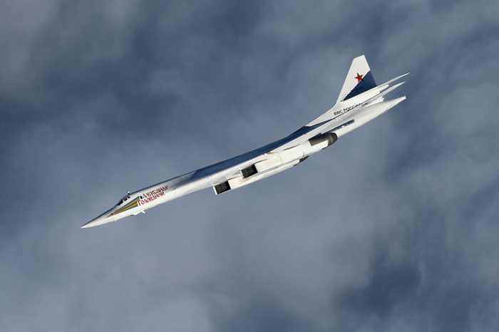 Стратегический ракетоносец Ту-160, он же «Белый лебедь». | Фото: vpk.name.