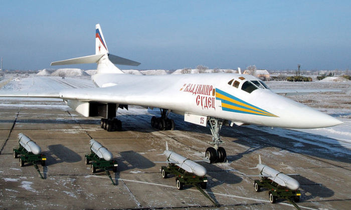 Ту-160 и основное вооружение самолета – крылатые ракеты. | Фото: army-news.ru.
