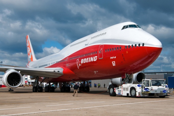 Современный Boing-747-8 поражает своим масштабом.