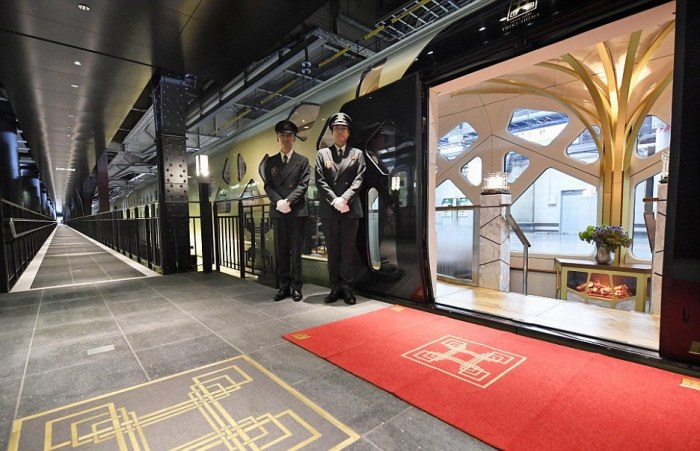 Люксовый зал ожидания для пассажиров поезда на станции Токио.