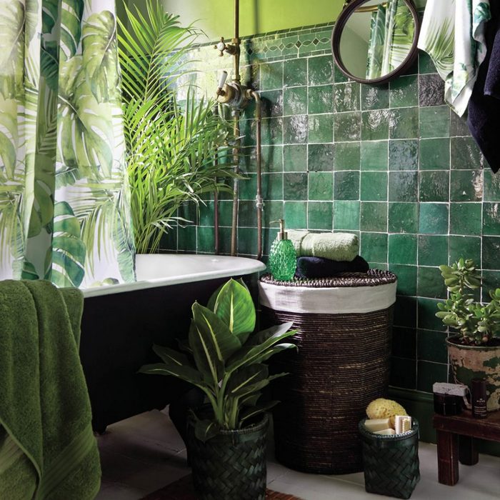 Ванная комната с зелёными акцентами.
