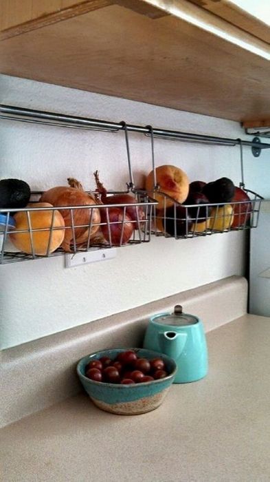 Хранение овощей и фруктов на кухне.