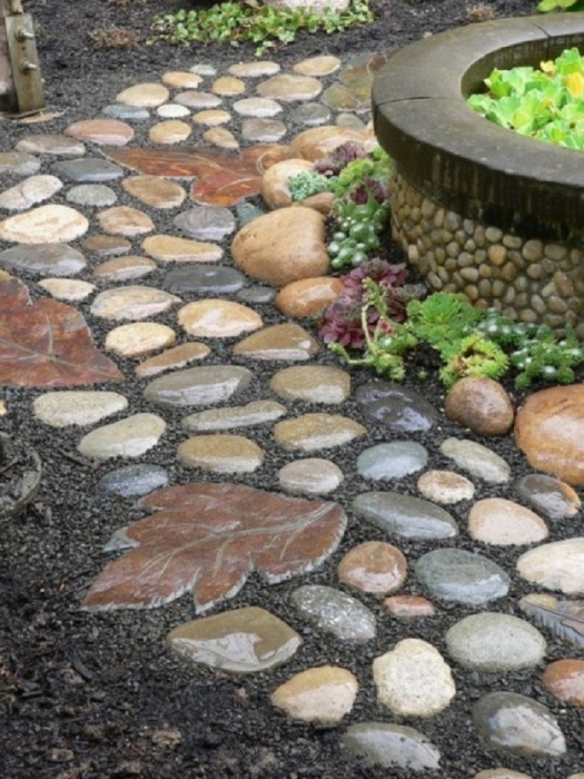 Основанием является обыкновенная насыпь для дорожки, а украшение её камни, галька, а также сделанные собственноручно листики из бетона.