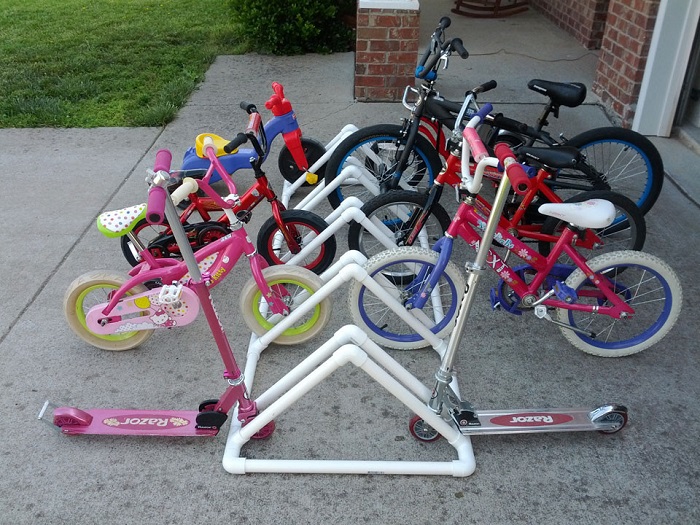 Чтоб не мешались под ногами детские велосипеды, изготовьте из пластмассовых труб парковочное место.